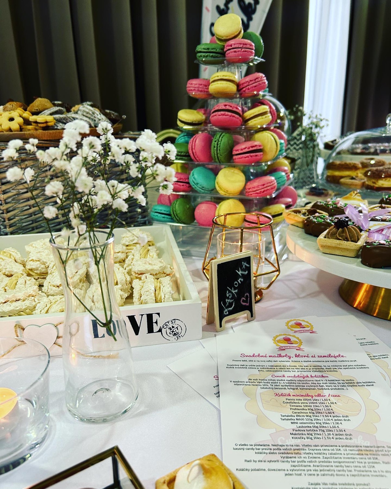 Svadobný candy bar s vežou z makróniek a kvetmi