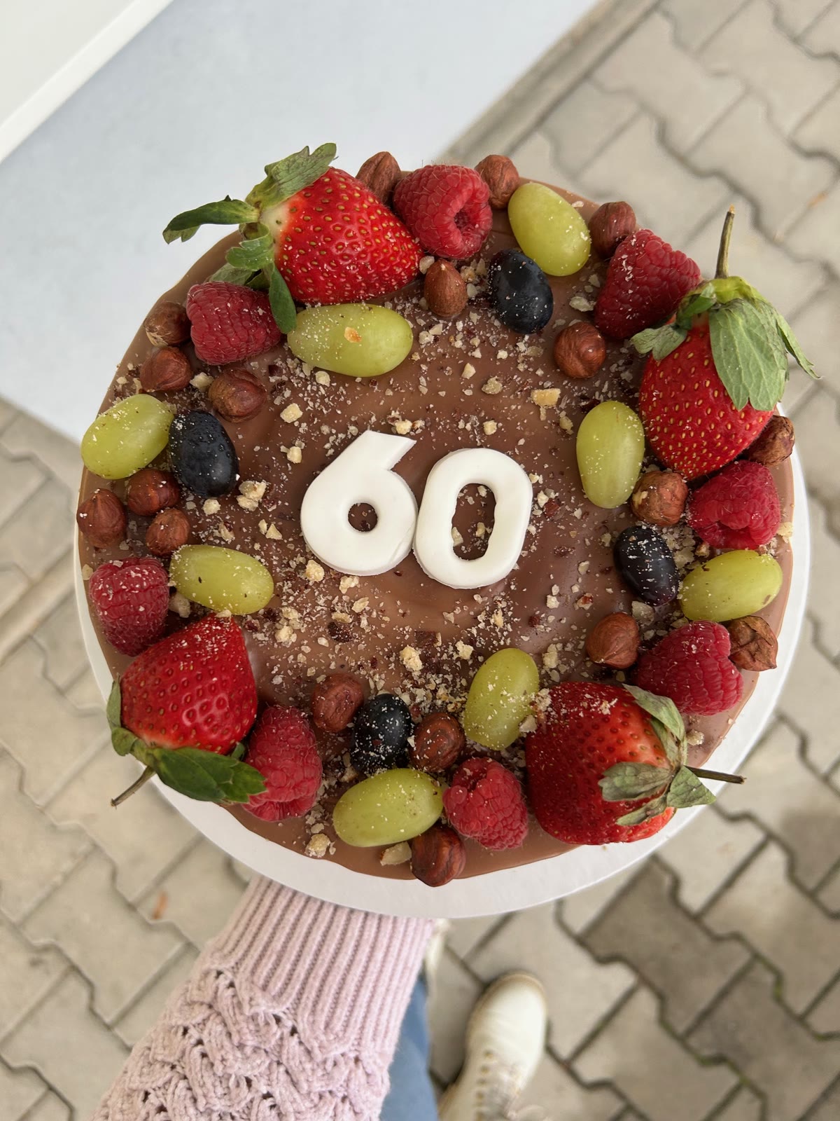 Narodeninová torta s číslom 60 a ovocím