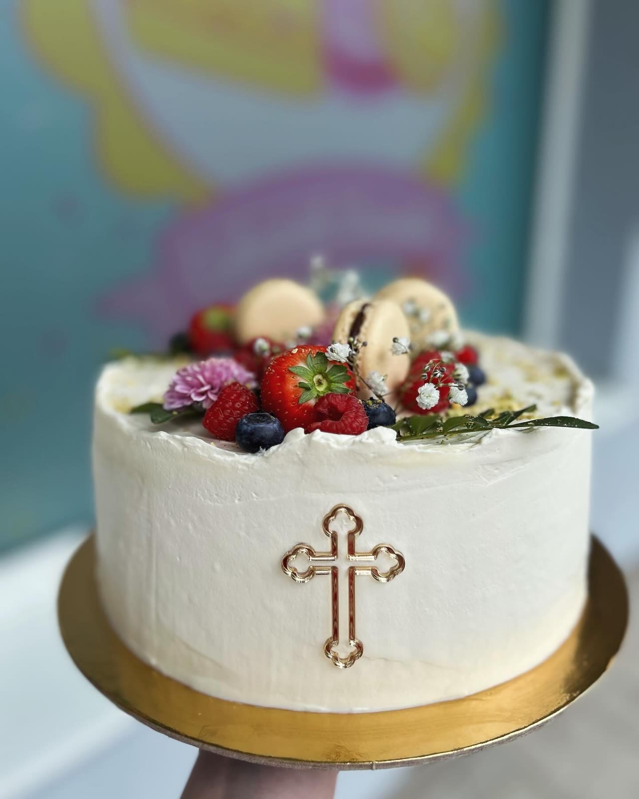 Krémová torta na krst so zlatým krížikom