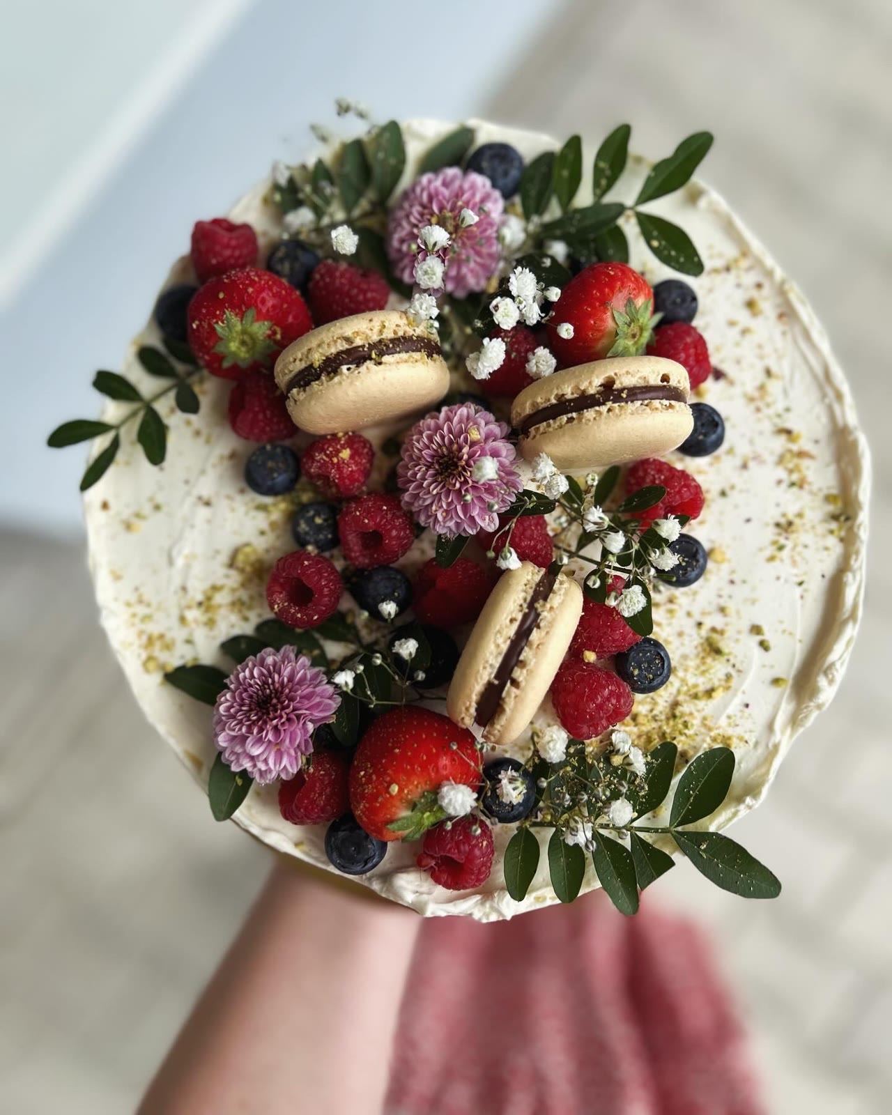 Torta so živými kvetmi, makrónkami a lesným ovocím