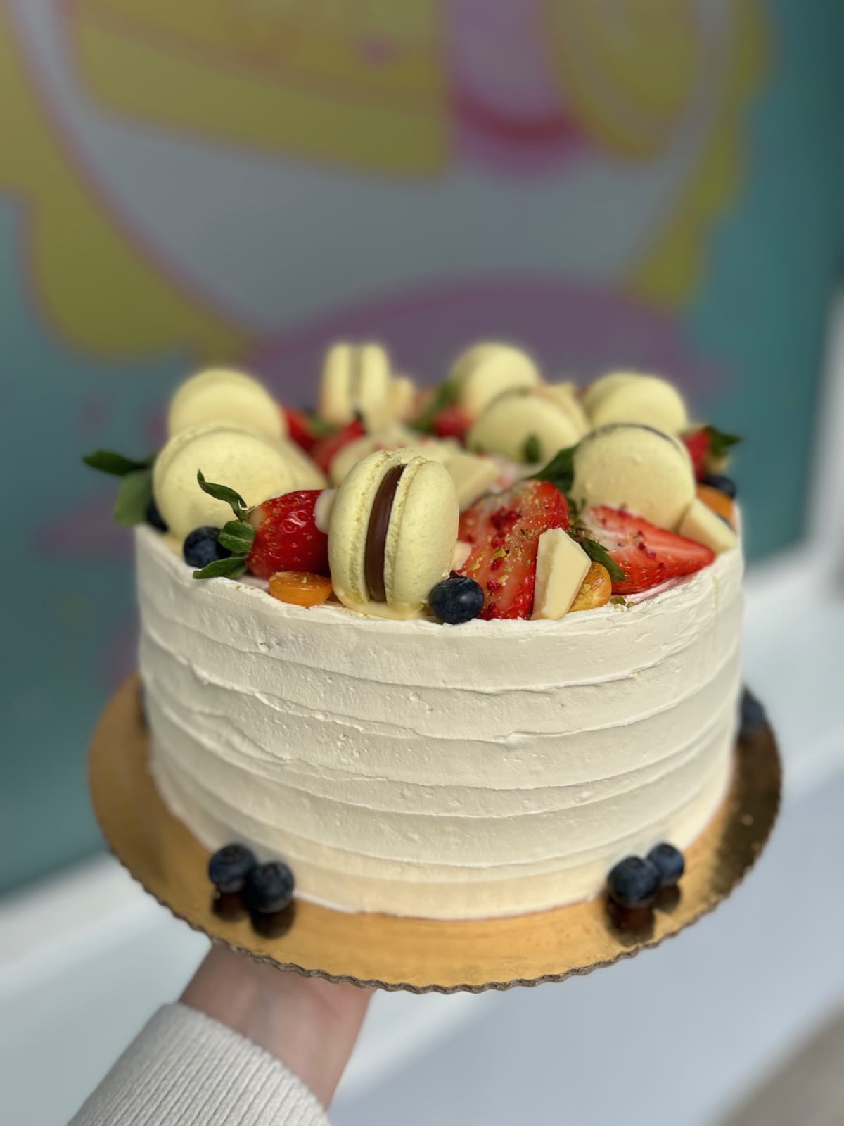 Krémová torta so žltými makrónkami a ovocím