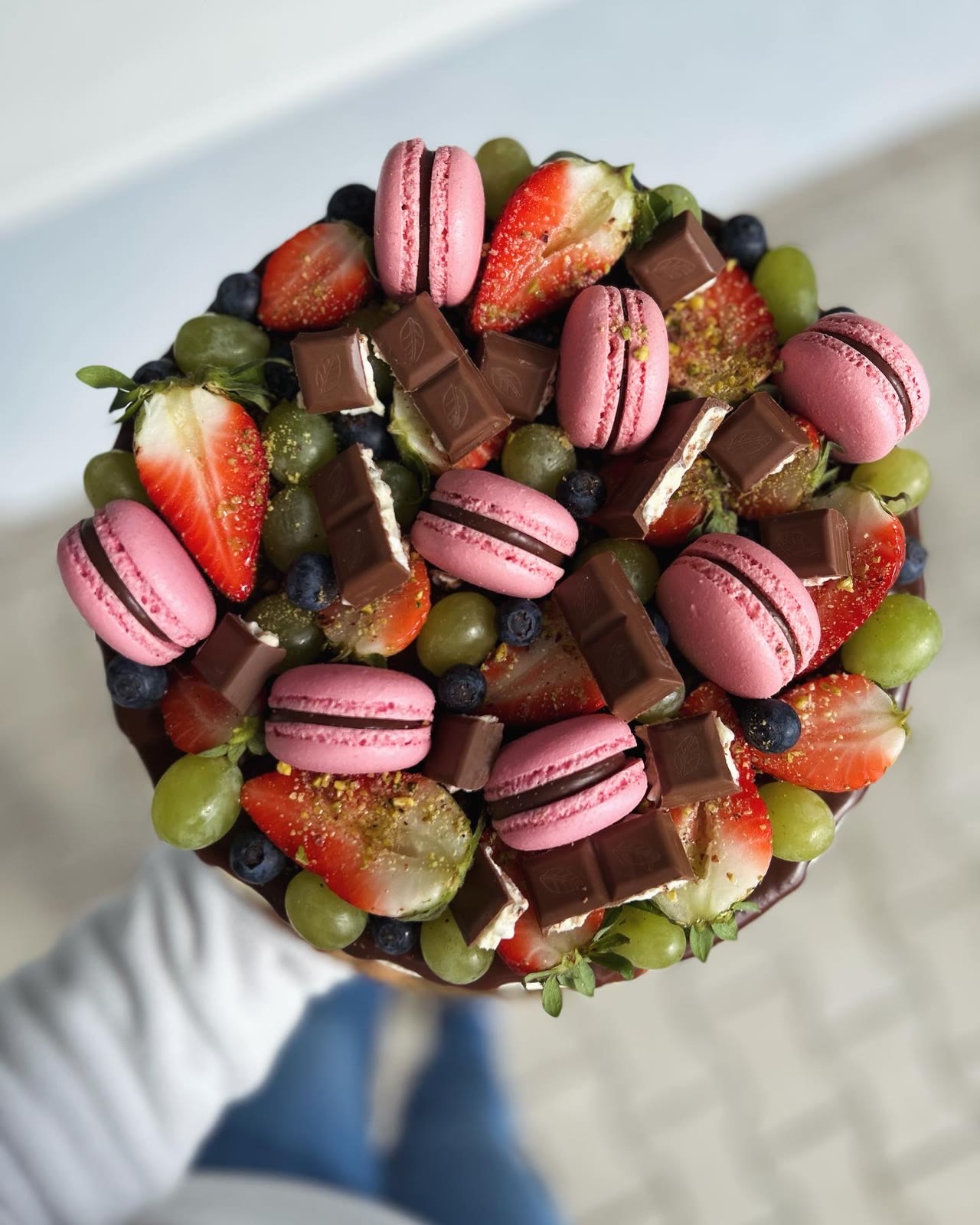 Torta s ružovými makrónkami, čokoládou a ovocím