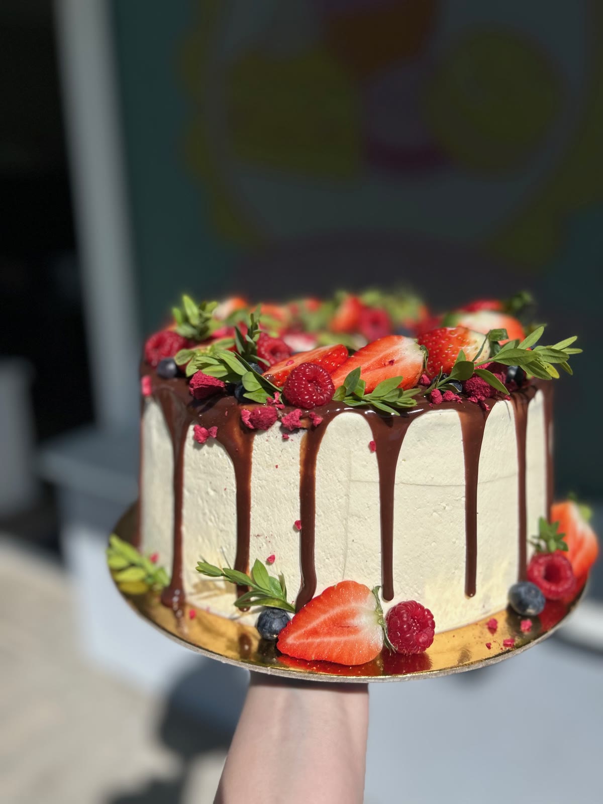 Torta s čokoládovou polevou, malinami a rozmarínom