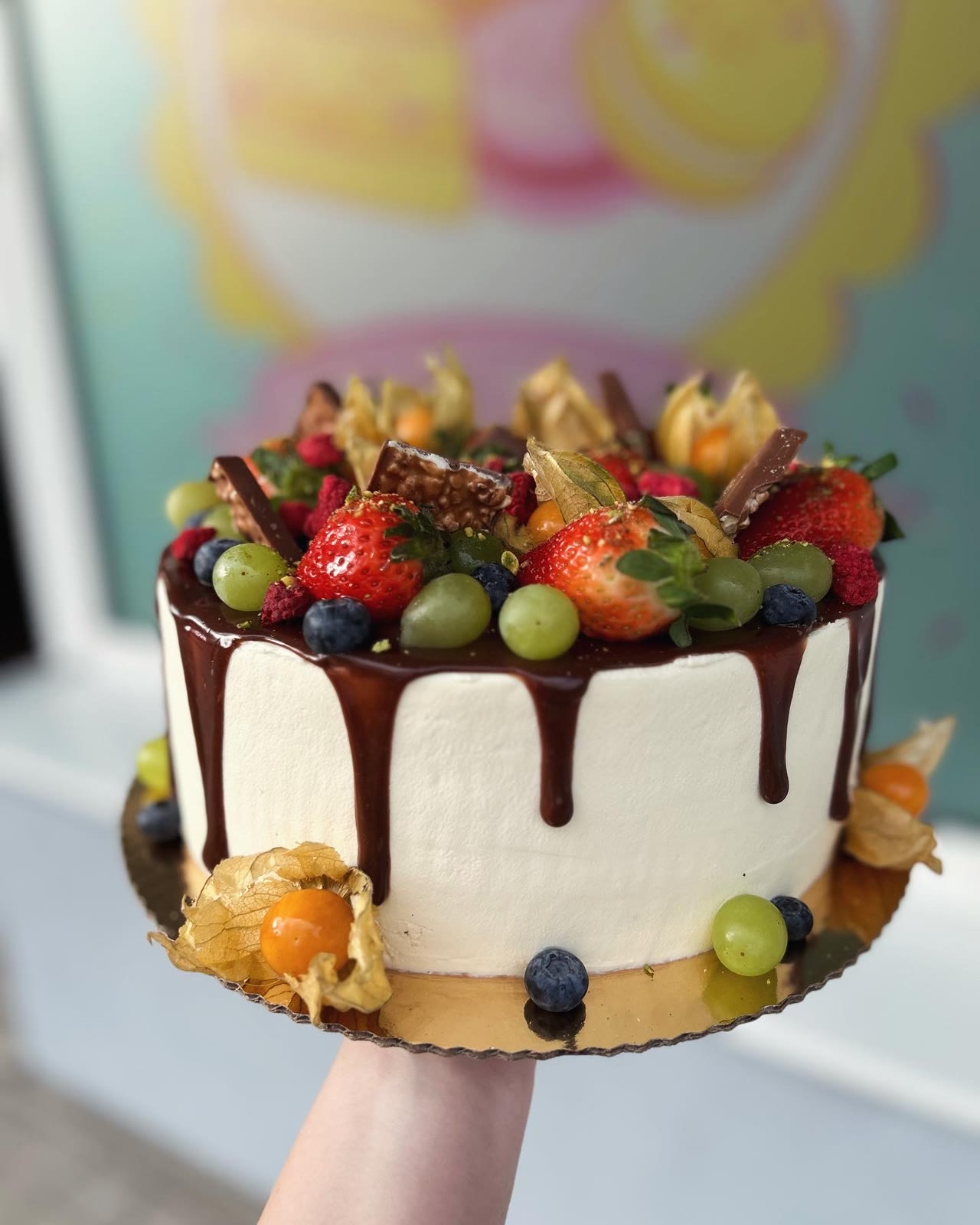 Torta s čokoládovou polevou, ovocím a machovkou