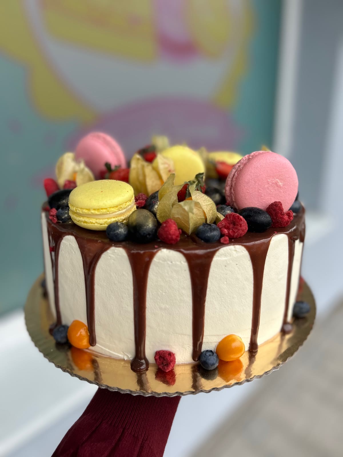 Torta s čokoládovou polevou a ružovými makrónkami