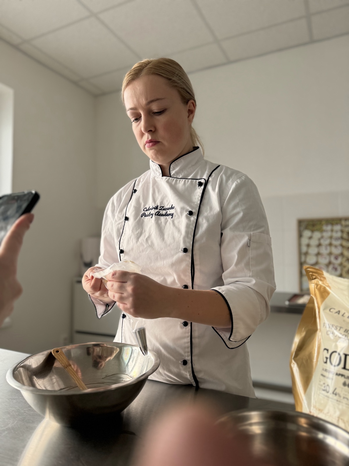 Zuzana Nemcová pri práci na kurze v Zuzana Nemcová Pastry Academy