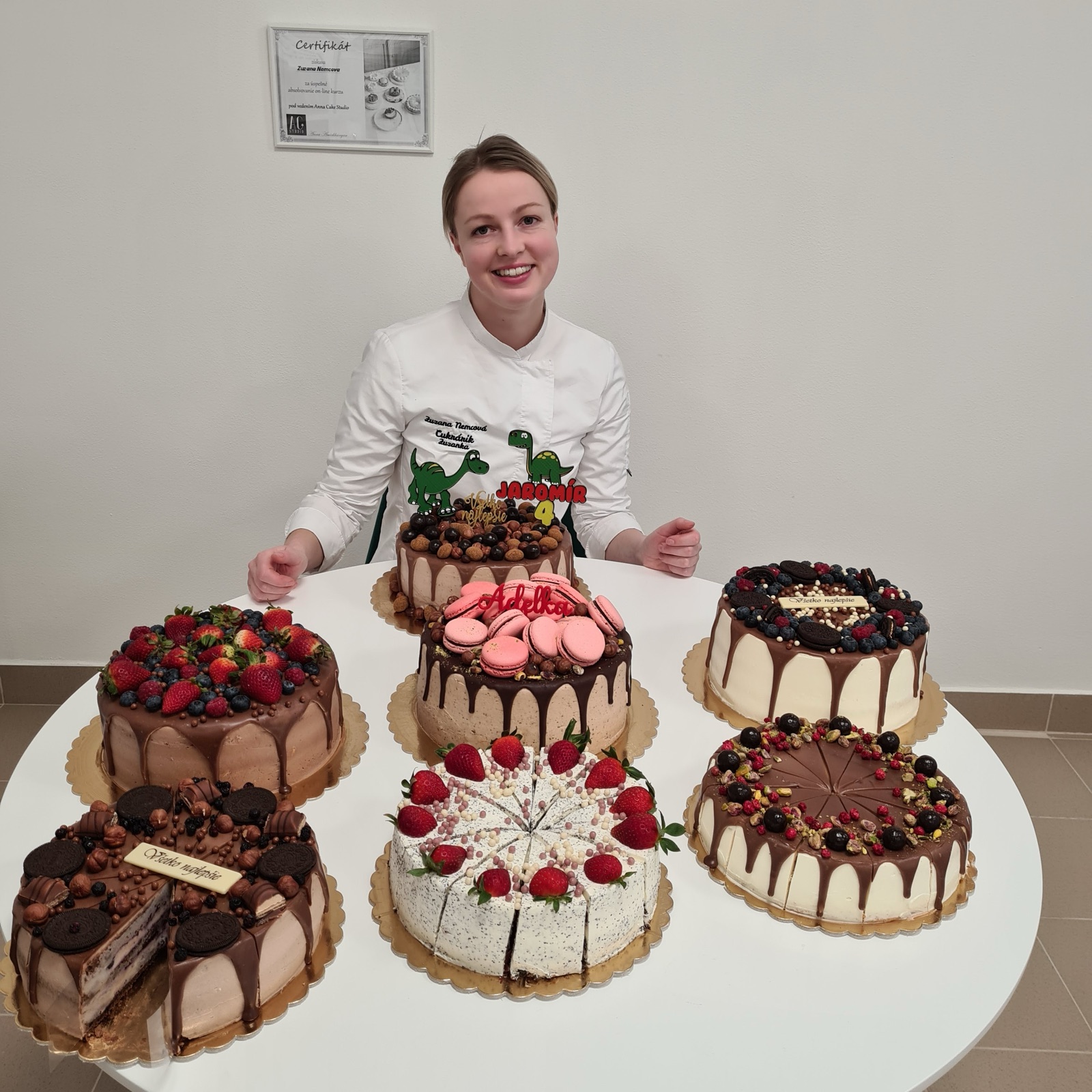 Zuzana Nemcová za stolom plným tort z našej výroby